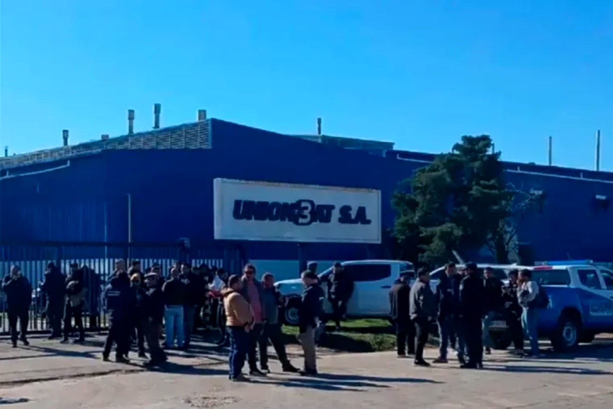 Fábrica de baterías despidió a un centenar de trabajadores. Organizaron asamblea para definir pasos a seguir - Noticias - Elentrerios.com