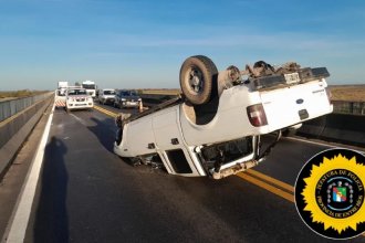 Camioneta volcó en la ruta 174 luego de perder una rueda