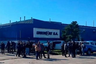 Fábrica de baterías despidió a un centenar de trabajadores. Organizaron asamblea para definir pasos a seguir