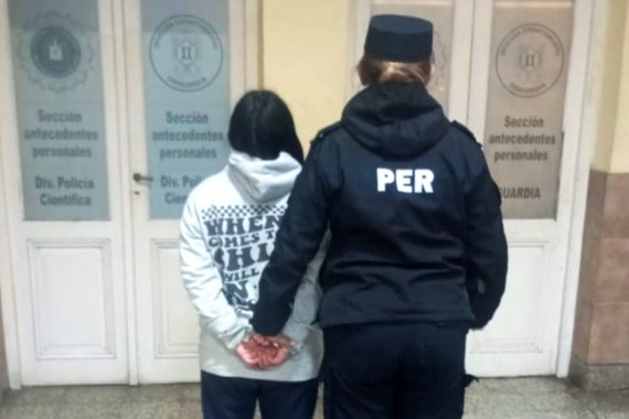 Arrojó una media al ver a la Policía: hallaron 30 dosis de cocaína y terminó detenida