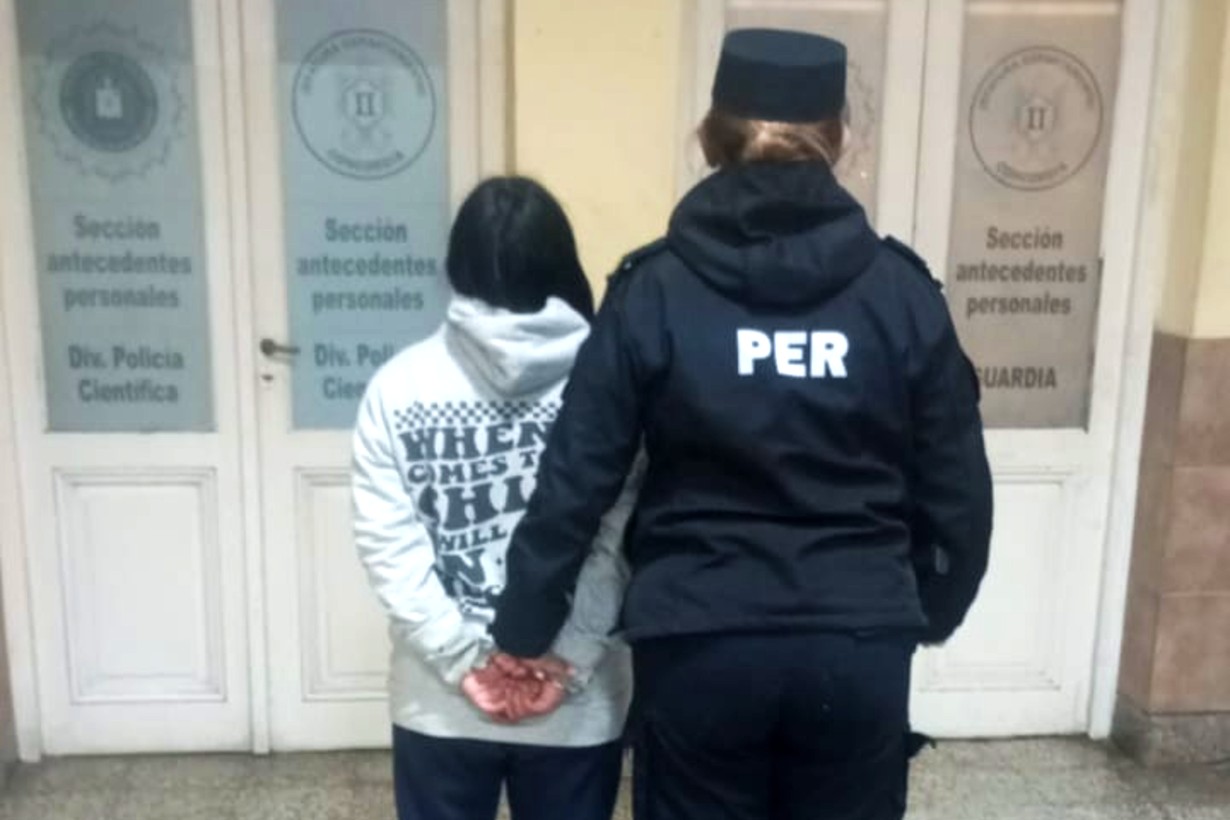 Arrojó una media al ver a la Policía: hallaron 30 dosis de cocaína y terminó detenida - Noticias - Elentrerios.com