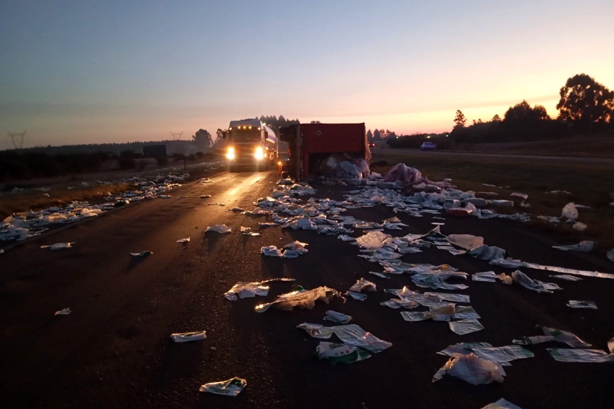 Transportista lesionado al volcar: la ruta 14 quedó cubierta de bolsas y desviaron el tránsito por el operativo - Noticias - Elentrerios.com