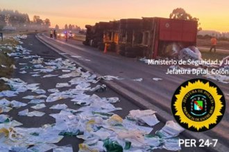 Transportista lesionado al volcar: la ruta 14 quedó cubierta de bolsas y desviaron el tránsito por el operativo