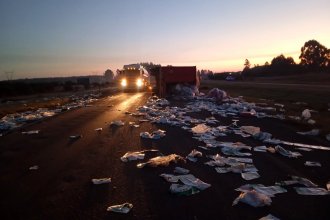 Transportista lesionado al volcar: la ruta 14 quedó cubierta de bolsas y desviaron el tránsito por el operativo
