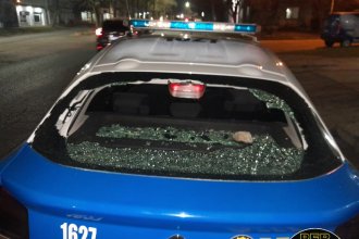 Atacó a piedrazos un patrullero, intentó escapar y terminó detenido con arma tumbera