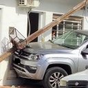Perdió el control y estrelló su camioneta contra una vivienda: la versión que brindó el conductor tras el accidente