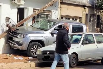 Perdió el control y estrelló su camioneta contra una vivienda: la versión que brindó el conductor tras el accidente