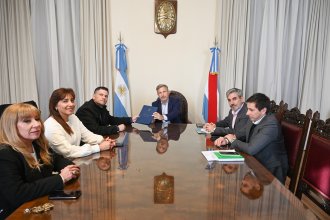 En busca de fortalecer el mantenimiento de caminos provinciales, el gobernador firmó convenios con municipios y comunas