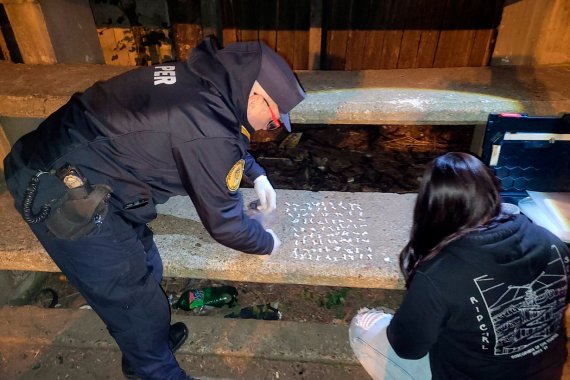 Los descubrieron cuando usaban a una menor para ocultar envoltorios de cocaína en su media