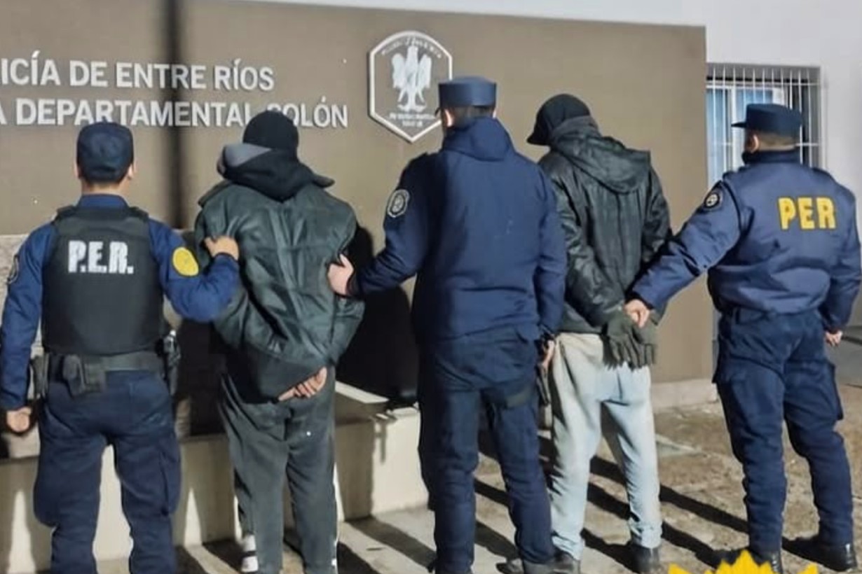 Frustran intento de robo: sorprendieron a dos jóvenes desmantelando una casa y con un carro de tiro listo - Noticias - Elentrerios.com