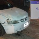Insólito: conductor alcoholizado se quedó dormido en su camioneta tras chocar a un auto estacionado