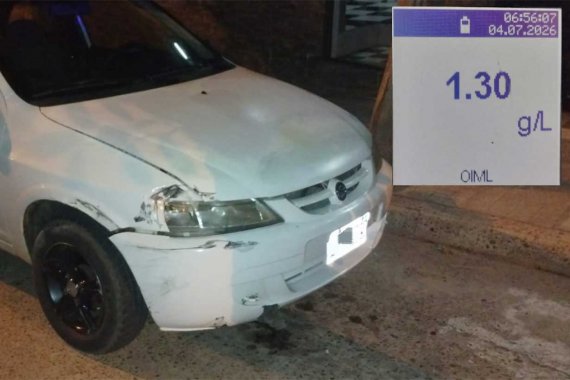 Insólito: conductor alcoholizado se quedó dormido en su camioneta tras chocar a un auto estacionado