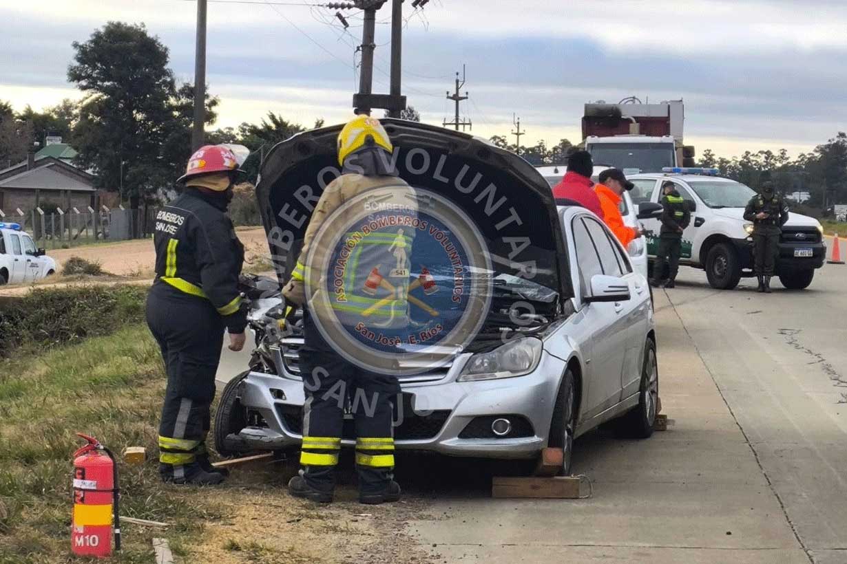 Choque en cadena involucró a un camión y dos automóviles. Uno de los conductores debió ser hospitalizado - Noticias - Elentrerios.com