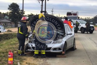Choque en cadena involucró a un camión y dos automóviles. Uno de los conductores debió ser hospitalizado