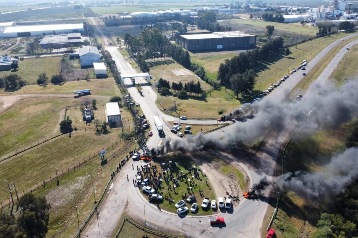 Trabajadores despedidos de fábrica de baterías hicieron una protesta: Vivimos este momento con gran incertidumbre - Noticias - Elentrerios.com