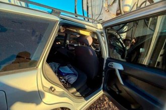 Salvó de milagro su vida luego de chocar con un acoplado estacionado en la ruta