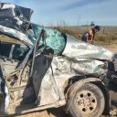 Una mujer perdió la vida al chocar contra un camión. Su hijo resultó con lesiones leves