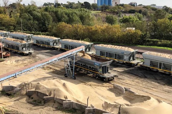 Desafío logístico: cómo llevar la arena de Entre Ríos a Vaca Muerta. ¿Trenes, barcazas o camiones bitrenes?
