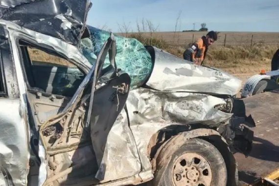 Una mujer perdió la vida al chocar contra un camión. Su hijo resultó con lesiones leves