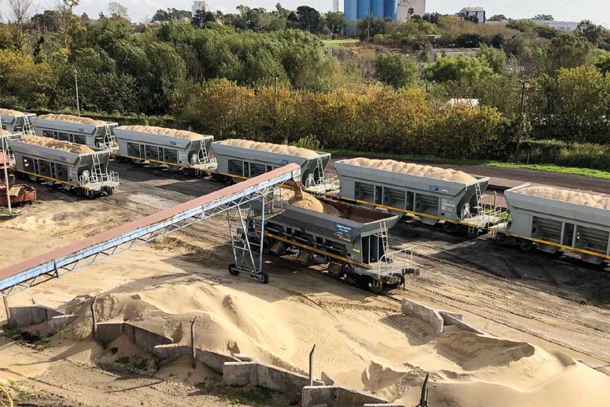 Desafío logístico: cómo llevar la arena de Entre Ríos a Vaca Muerta. ¿Trenes, barcazas o camiones bitrenes? - Noticias - Elentrerios.com