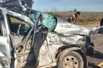 Una mujer perdió la vida al chocar contra un camión. Su hijo resultó con lesiones leves