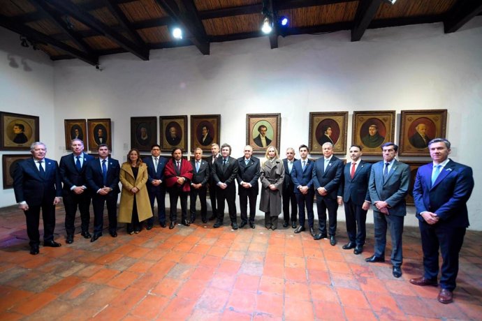 &ldquo;Juntos estamos a la altura de los desafíos de nuestro tiempo&rdquo;: Frigerio y su foto con Milei y 11 gobernadores en Tucumán