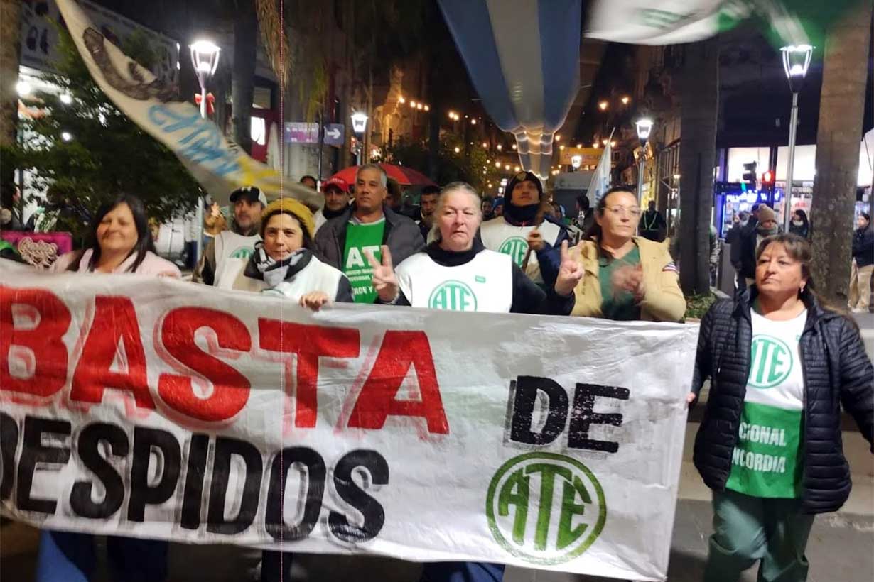 Protestaron en las puertas del Odeón por los contratos caídos en la Municipalidad - Noticias - Elentrerios.com