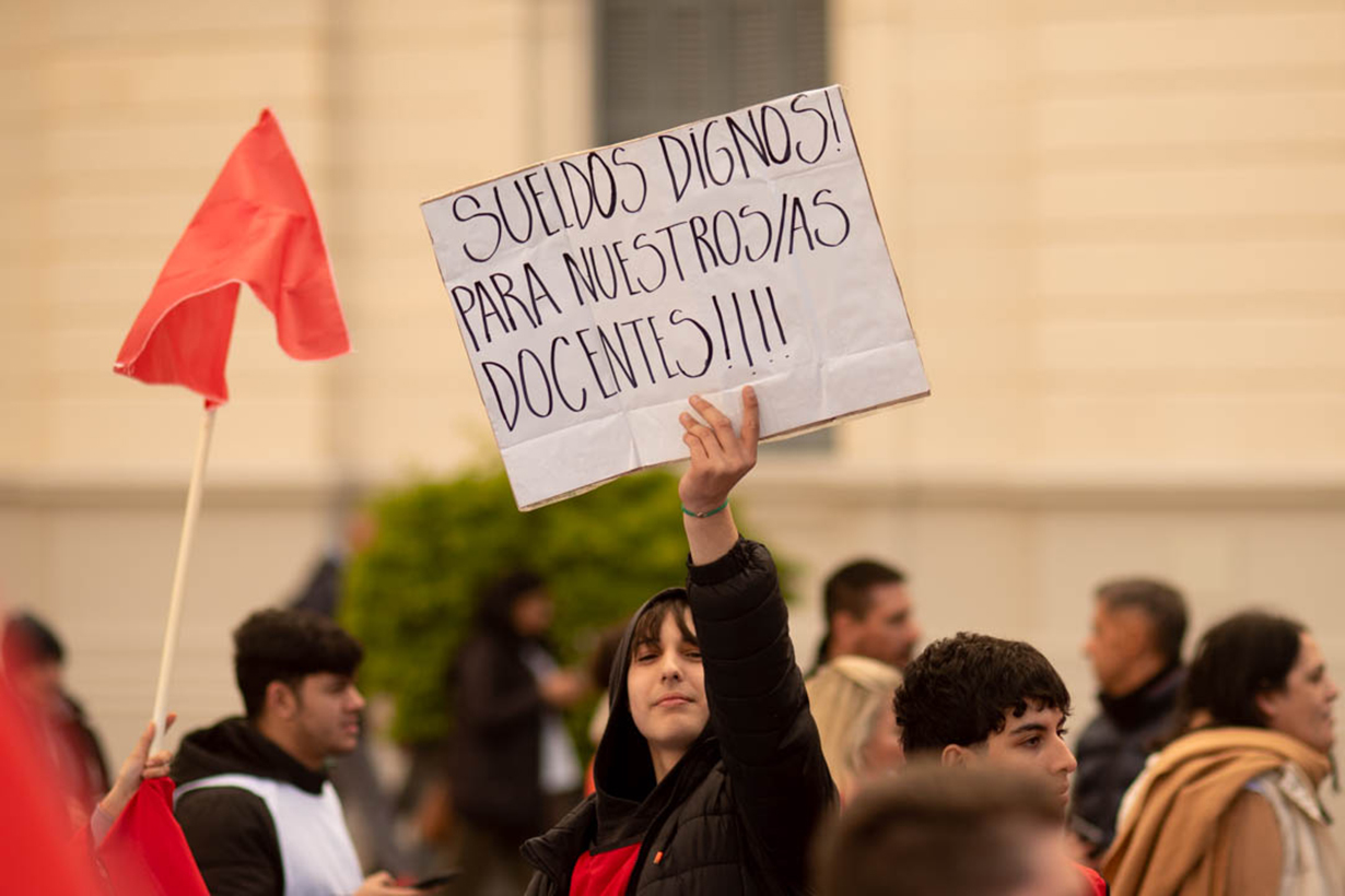 Especialista dice que el aumento ofrecido a docentes contiene montos en negro y destruye el 82% de jubilados - Noticias - Elentrerios.com