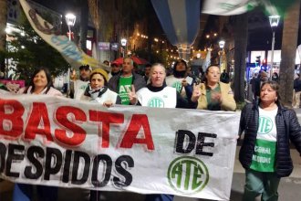 Protestaron en las puertas del Odeón por los contratos caídos en la Municipalidad