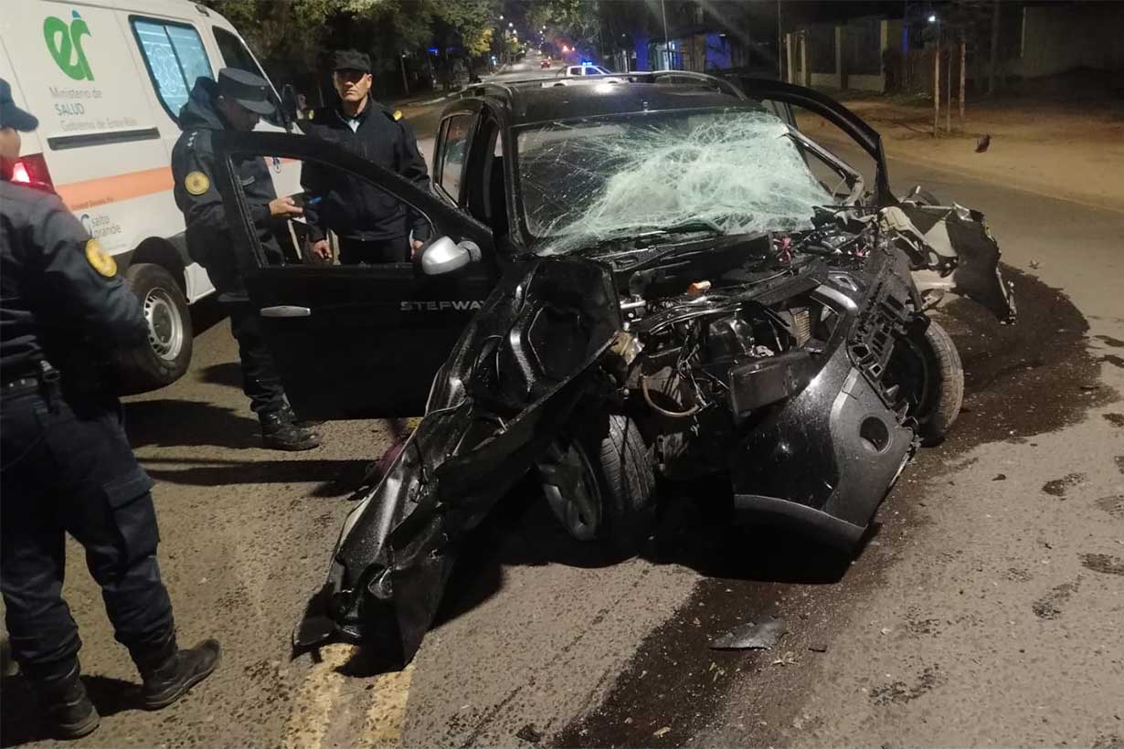 Violento vuelco en Avenida Eva Perón dejó a un joven de 25 años con heridas graves - Noticias - Elentrerios.com
