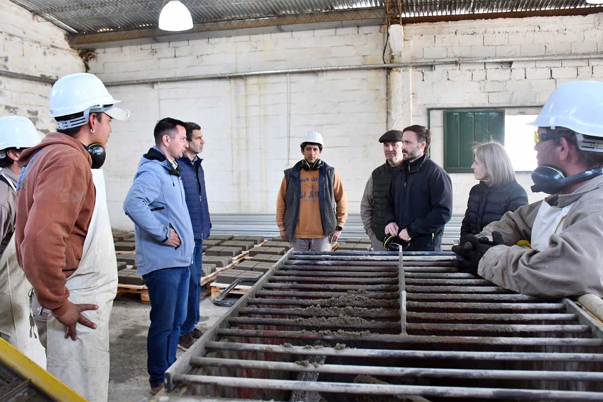Concordia apuesta al pavimento articulado. Azcué recorrió la nueva planta municipal de adoquines - Noticias - Elentrerios.com