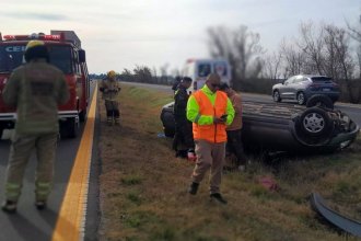Familia de San José volcó en la ruta 12: el auto terminó en el cantero central y una mujer sufrió lesiones