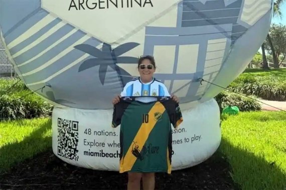No hay que renegar de los orígenes. De qué club es la camiseta que llevó la mamá de Licha Martínez al partido con Inglaterra