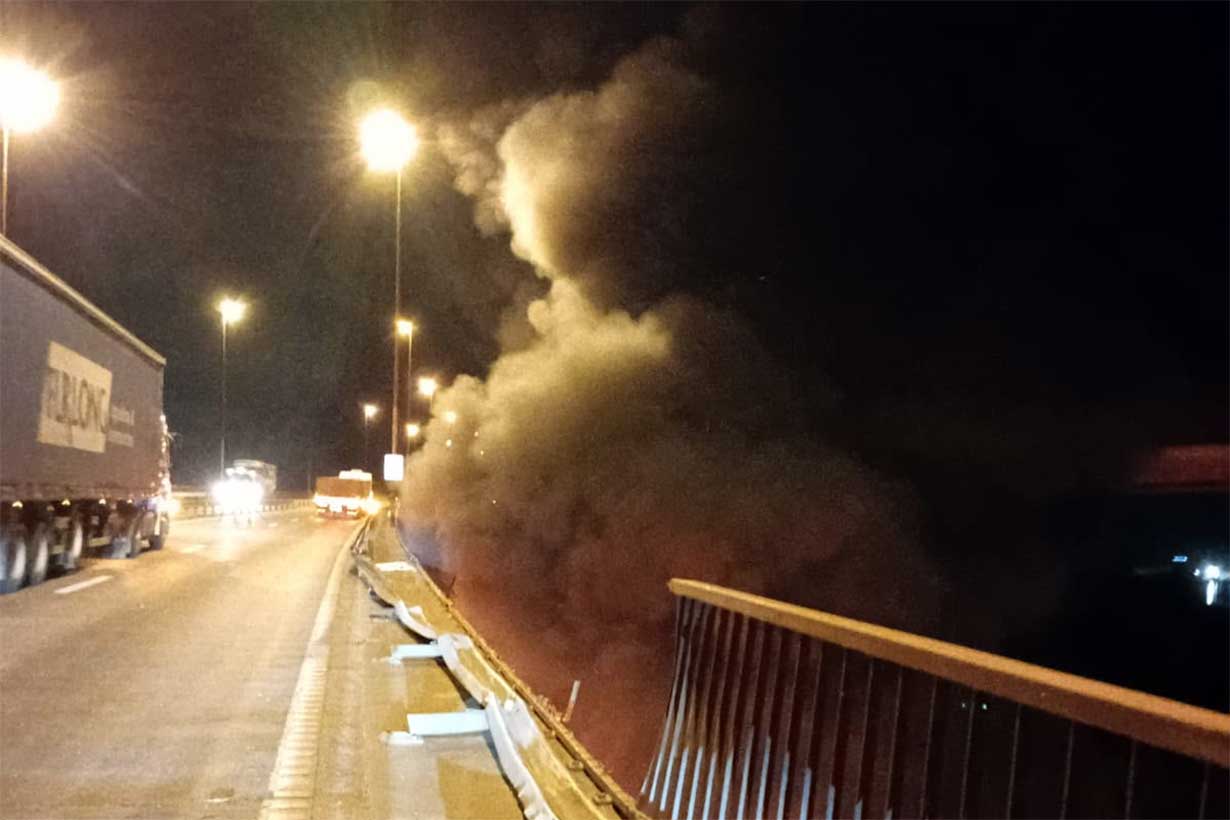 Grave accidente en Zárate-Brazo Largo: camión con soda cáustica cayó de un puente y se incendió por completo - Noticias - Elentrerios.com