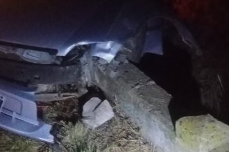 Se habría dormido al volante: chocó contra un puente y quedó atrapado en el auto