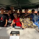 En la Plaza 25 de Mayo de Concordia, ofrecen cortes de pelo gratis y juntan donaciones