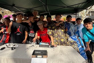 En la Plaza 25 de Mayo de Concordia, ofrecen cortes de pelo gratis y juntan donaciones
