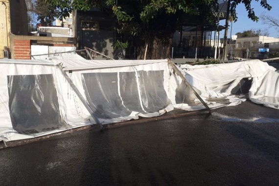 Tormenta en Colón: el viento dejó sin techo a una vivienda y derribó las carpas de artesanos, una de las cuales voló varios metros