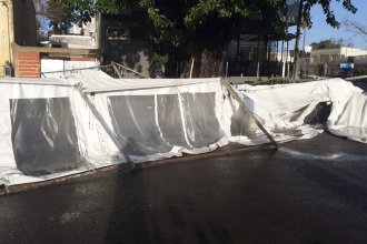 Tormenta en Colón: el viento dejó sin techo a una vivienda y derribó las carpas de artesanos, una de las cuales voló varios metros