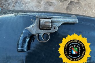 Operativo cerrojo en el puerto de Colón: encontraron una moto presuntamente robada y en su interior había un arma de fuego