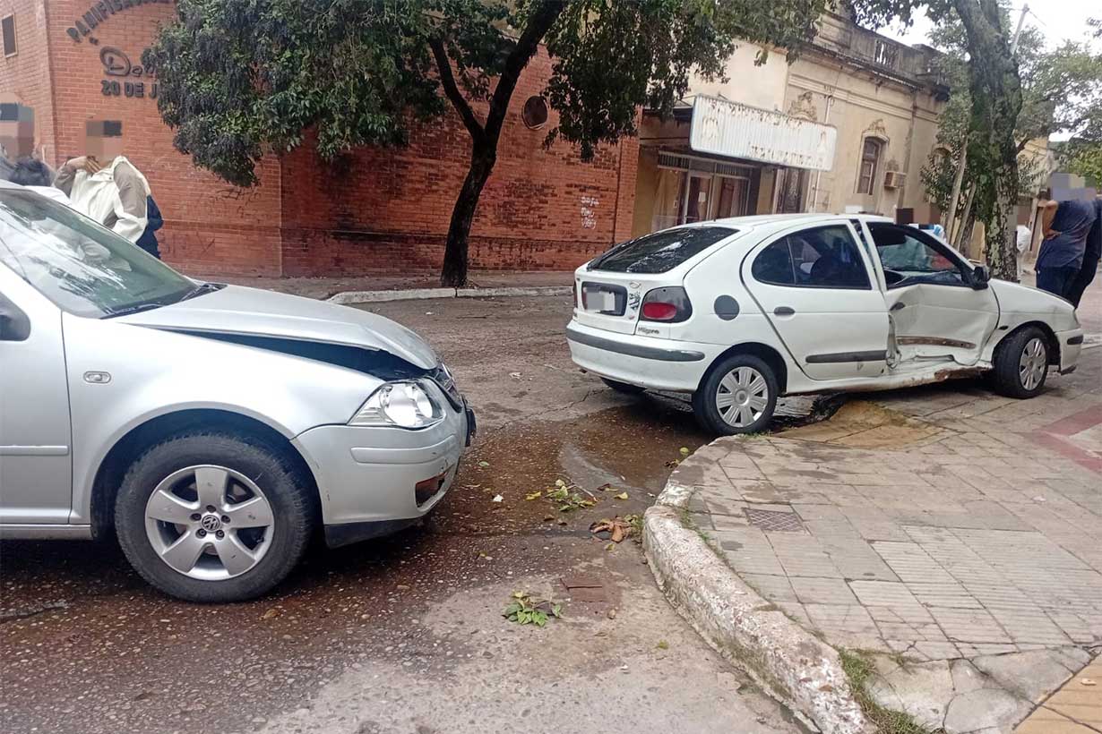 Un violento choque terminó con un vehículo incrustado contra un árbol y una menor hospitalizada. Hubo alcoholemia positiva - Noticias - Elentrerios.com