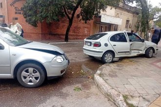 Un violento choque terminó con un vehículo incrustado contra un árbol y una menor hospitalizada. Hubo alcoholemia positiva