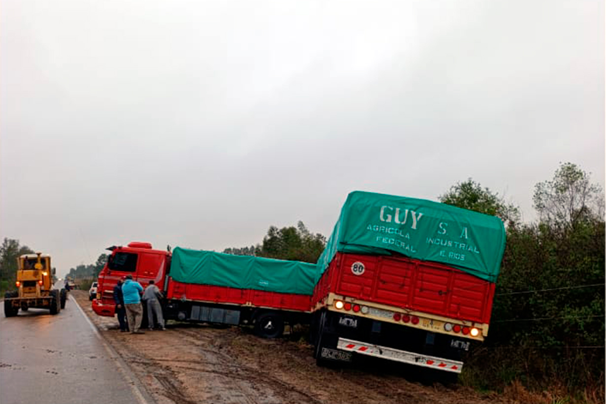 Rompió la manguera de aire, perdió el control y despistó el camión en Ruta 4 - Noticias - Elentrerios.com