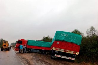 Rompió la manguera de aire, perdió el control y despistó el camión en Ruta 4