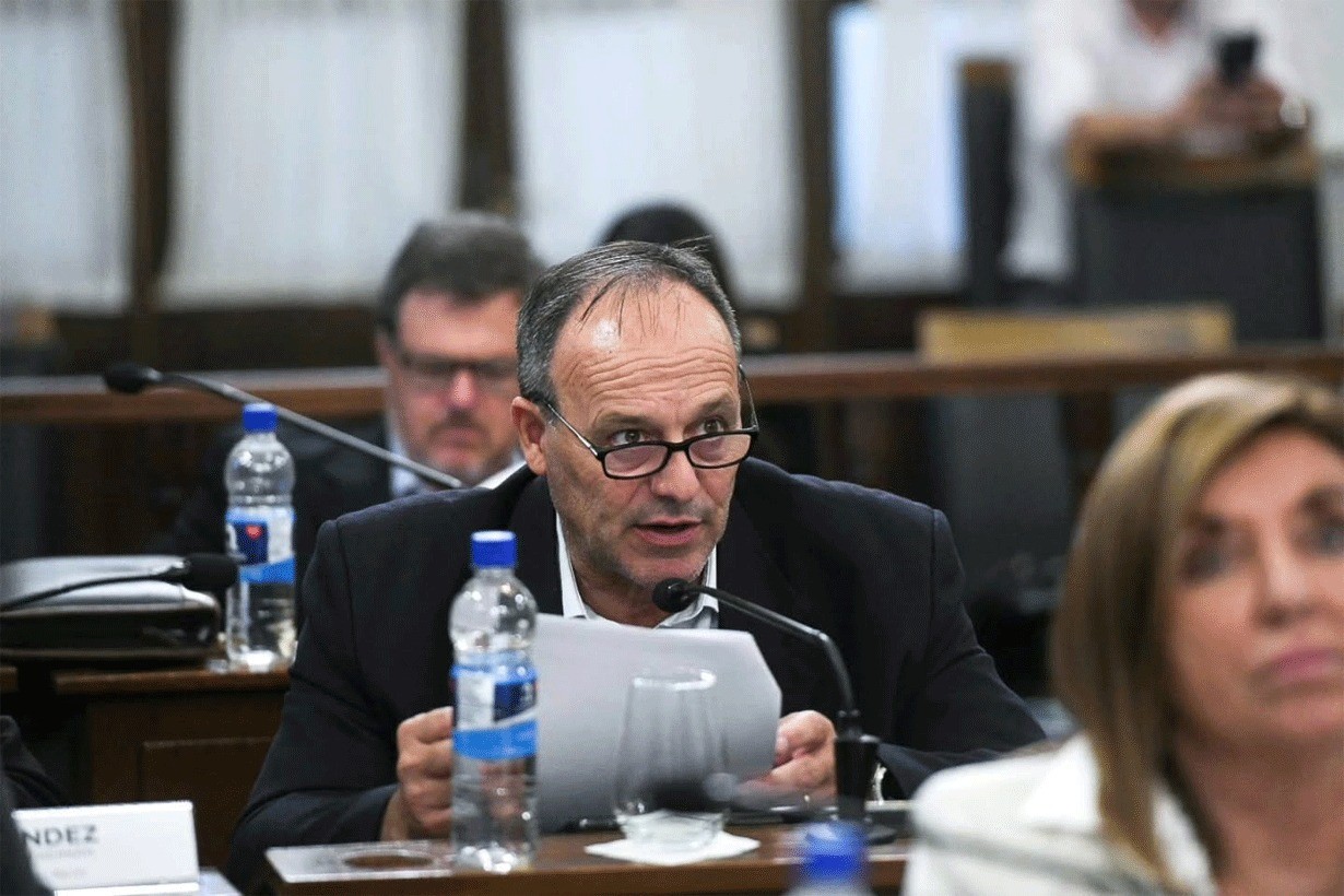 Le negó a una maestra los mismos derechos que usted usó. Le recuerdan al senador Favre que se jubiló a los 45 años y