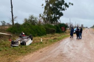 Perdió el control del auto en una esquina y terminó volcando: una mujer sufrió lesiones