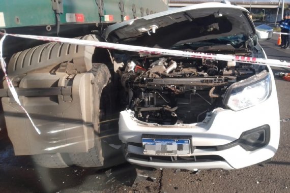 Camioneta chocó con un camión en la autovía y dos personas fallecieron
