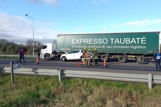 Camioneta chocó con un camión en la autovía y dos personas fallecieron