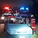 Un camión perdió parte de su carga de hierros que impactó en dos vehículos. Uno de ellos fue atravesado