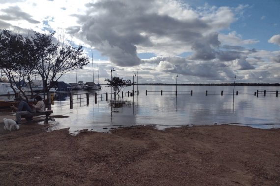 En Colón el río Uruguay se acerca a los 5 metros. La zona costera está restringida y el complejo termal funciona con normalidad